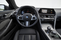 「8シリーズ」のコックピットは、ドライバーの視線を前方へと向かせ、スポーティーな走りを意識させるデザインが採用されている。