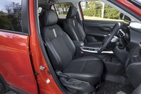 上位グレードはサイドサポートにソフトレザー調素材を使ったシートを標準装備。ヒーターも搭載している。