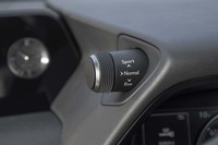 メーターバイザーから飛び出したレクサスではおなじみのドライブモードセレクター。モードは「スポーツ」「ノーマル」「エコ」の3種類。