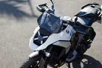 デザイン面での大きな特徴である、スリムなカウルと新型のマトリクスLEDヘッドランプ。中央に位置するのがロー／ハイビームで、その周囲に“×”マークを描くようにデイタイムランニングランプが配されている。