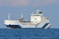 川崎重工が建造した世界初の液化水素運搬船「すいそ ふろんてぃあ」。オーストラリアで製造された液化水素を日本へ輸送するための技術実証実験が行われている。