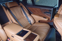 先代のものよりも、さらに大きくリクライニングできるリアパワーシート。写真は「LS500h“エグゼクティブ”」の左側後席。