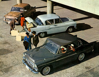 写真上下は「トヨペット・クラウン1900デラックス」（RS31）、中央は「1900スタンダード」（RS30）。誕生から6年を経た初代クラウンの最終発展型。フロントグリルやサイドモールなどの意匠が変更され、ホイール／タイヤは13インチへとさらに小径化された。