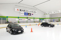 「トヨタ・カローラ スポーツ」に従来型の「ギズ2」（写真右）と新しい「ギズ3」（写真左）を装着し、アイススケートリンクにおいて、乗り比べを行った。屋内の気温はマイナス3～4℃、氷上温度はマイナス1℃に設定されていた。
