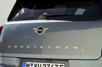 バックドアのパネルには「COUNTRYMAN」ロゴが配置される。