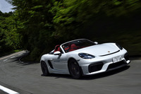 「718スパイダー」は0-100km/h加速が4.4秒、最高速が301km/hというパフォーマンスを掲げる。参考までにクーペの「718ケイマンGT4」は0-100km/h加速が同タイムで、最高速が304km/hとなる。