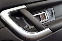 人が頻繁に触れる、運転席側のインナードアハンドル。シルバーの装飾にもレザーのラッピングにも、使用感はない。