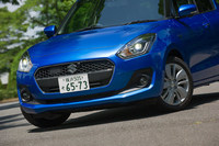 「スイフト」のフルハイブリッド車は、「RS」系と非RS系の中間のような外観をしている。フロントグリルはRS系と同じようなハニカム式だが、RS系に見られるような空力パーツは非装着となる。またフロントグリルのメッキガーニッシュも特徴として挙げられる。