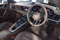 「911」の原点に立ち返り、水平基調のデザインを採用したというインストゥルメントパネル。メーターは中央のタコメーターのみを機械式で残し、左右部分は液晶モニター化されている。