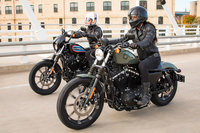 「アイアン883」（手前）と「アイアン1200」（奥）。