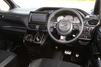 「ノア／ヴォクシー“GRスポーツ”」のインテリアは、ブラックを基調に「GR」ロゴ付きの専用メーターやアルミペダルなどでドレスアップされている。