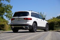 2020年6月に日本に導入された「メルセデス・ベンツGLB」。FFベースのエンジン横置きプラットフォームを用いた、3列シートの7人乗りSUVで、エンジン車に加え、同車をベースとした電気自動車「EQB」も販売されている。