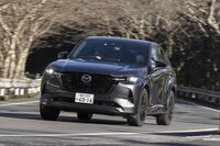 「CX-60 PHEV」の価格帯は539万～626万4500円。トヨタの「RAV4」や「ハリアー」のPHEV、「三菱アウトランダー」などとカテゴリー的にも価格的にも競合している。