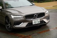 「S60 T6 Twin Engine AWDインスクリプション」の価格は779万円。プラグインハイブリッド機構を持たない他の2グレードは489万円、または614万円なので、飛びぬけて高価なトップグレードだ。