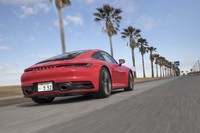 「911カレラS」の0-100km/h加速タイムは3.7秒。オプション「スポーツクロノパッケージ」装着車では3.5秒にまで短縮される。