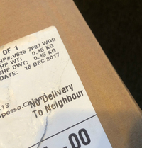 イタリアでのiPhoneの輸送用外箱には、「隣人に渡すな」の文字が。