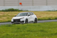 吸音材の追加等による静粛性強化の一方で、アクティブサウンドコントロール機能によるドライビングサウンドの演出を採用。駆動状態に合わせたサウンドアシストによって車両の状態を把握しやすくしている。