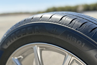 軽自動車やコンパクトカーはもちろんのこと、上級セダンまでも幅広くカバーする「フィネッサHB01」。14インチから19インチまで全55サイズがラインナップされる。価格は1万2980円から6万2150円まで。