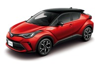 個性的な見た目が特徴の「トヨタC-HR」は、ガソリンエンジン車とハイブリッド車、FF車と4WD車、CVTと6MTが用意されるなど、選択肢の多さもポイント。