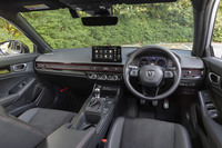 ダッシュボードを横断するハニカムメッシュ型エアアウトレットの上下に赤いラインが入る。ことさらにスポーツを主張しすぎていないところがいい。