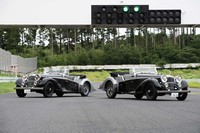写真左のナンバー「1937」の車両がレストアモデルで、同右のナンバー「2020」の車両がコンティニュエーションモデル。