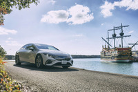 志摩観光の拠点といわれる賢島で、海辺の風景を楽しむ。青い海と空、そして個性的な観光船が新時代のサルーンを歓迎してくれた。