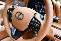 マグネシウム製のシフトパドル付き本革ステアリングホイールには、ヒーター機能を内蔵。操舵角がつかみやすい傾角、握る位置に合わせて最適化したグリップ形状や手のひらへのフィット感など、人の感性を重視した設計になっている。