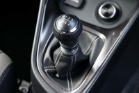 1.6リッター直3ターボエンジンには6段MTが組み合わせられる。発進時には自動的にエンジン回転を上げてくれるほか、「iMT」スイッチを押すとシフトダウン時に自動で回転を合わせてくれる。