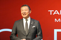 日本におけるBEV戦略について説明する、GMジャパンの若松社長。