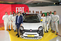 「パンディーナ」の前で。オリヴィエ・フランソワCEOと工場従業員。