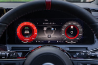 「nismo」のロゴが入った12.3インチの液晶メーターパネルを採用。画面表示は「ノート オーラNISMO」専用のデザインになっている。