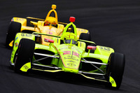 他のマシンの背後について空気抵抗を低減し、燃料消費を抑えるのも戦術のひとつ。常にアクセル全開と思われがちなインディ500だが、燃費も重要なファクターなのだ。