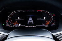 日本導入モデルは「BMWライブコックピット」と呼ばれる12.3インチサイズのマルチディスプレイメーターパネルを標準装備している。