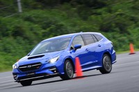 新開発の電動パワーステアリングとサスペンションが与えられた新型「レヴォーグ」。ナチュラルなハンドリングと上質な乗り心地が追求されている。