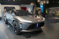 以下は2025年4月のミラノ・デザインウイークにて。2024年「クインテッセンツァbyイタルデザイン」は、イタリア流のピックアップトラックを提示したコンセプトカー。右奥にはオカムラのオフィスチェアが展示されている。