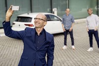 クラウス・ジシオラ（写真手前）は、「将来、私たちがどのように移動するかは根本的に変わるでしょう。飛行機の便数は減り、人々は自分の家を持ち歩くようになるでしょう」と語る。