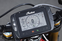 「FTR S」と「FTR Rカーボン」に装備される4.3インチのタッチスクリーン。Bluetooth通信を介した携帯端末との連携機能も備わる。