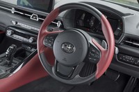 本革巻きのステアリングホイールにはシフトパドルやACCの起動スイッチが備わる。ウインカーはステアリングポストの左側にレイアウトされている。