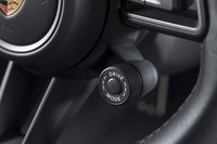 走行モードは、ステアリングホイールのセンター右下に設けられたダイヤルでも変更できる。