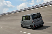 車体については、ルーフライニングの基材構成を変更したり、フロアカーペットに遮音層フィルムを追加したりして、静粛性の向上が図られている。