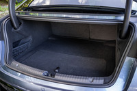 荷室容量は400リッター。トランクリッドには、ワンタッチ開閉機能が備わっている。リアシートの背もたれには40：60分割機能が備わり、前方に倒すことができる。