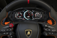 メーターは液晶表示。運転にかかわるスイッチ類は、ステアリングホイールのスポーク上に集約されている。