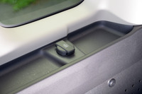 荷室の左側には12Vのシガーソケットが備わっている。