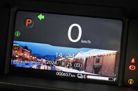 上級モデルの液晶メーターには、ちょっとおもしろいエンタメ機能も。カレンダーを起動すると、ランダムで国内100カ所の観光地の画像が表示されるのだ。ちなみに当記事の取材日は夏の8月だが、このとき表示されたのは、雪に覆われた冬の函館だった。