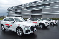 「ブリザックVRX3」の試走車として東京・小平の「Bモビリティ」に用意された「アウディQ5」と「トヨタ・ヤリス クロス」「トヨタ・プリウス」。