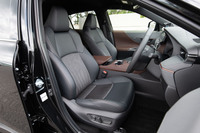 内装色にはブラック、ブラックとブラウンのツートン、ブラックとグレーのツートンなどを用意。シートにも合皮とファブリックのコンビタイプ（写真）などに加え、本革表皮のものが用意される。