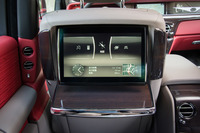 フロントシートのシートバックに装備された、シアターシステムのモニターとピクニックテーブル。