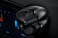 走行モードは、コーナリング特性とパワートレイン制御を個別に調整するタイプで、前者には「コンフォート」「スポーツ」「トラック」の3種類、後者には「Eモード」「コンフォート」「スポーツ」「トラック」の4種類の制御を用意。切り替えは、ともにメーターパネルのサテライトスイッチで行う。