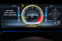 レースモードとESPカットオフ、およびMモードを選択すれば、駆動力配分が0：100で固定される「ドリフトモード」を設定できる。