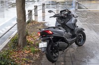 ボディーカラーは試乗車の青系グレーのほか、マットなグレーと緑系のグレーが選べる。スーツやジャケット、革靴とのマッチングにも配慮したカラーラインナップといえる。